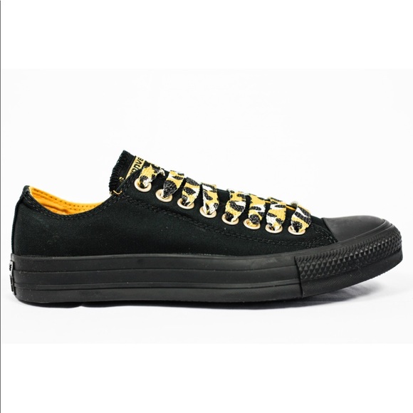 Converse Shoes - ✨1 HOUR SALE Converse chuck Taylor Women’s shoes